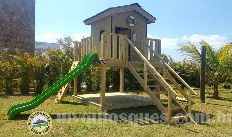Um playground de madeira com um escorregador, ideal para as crianças.